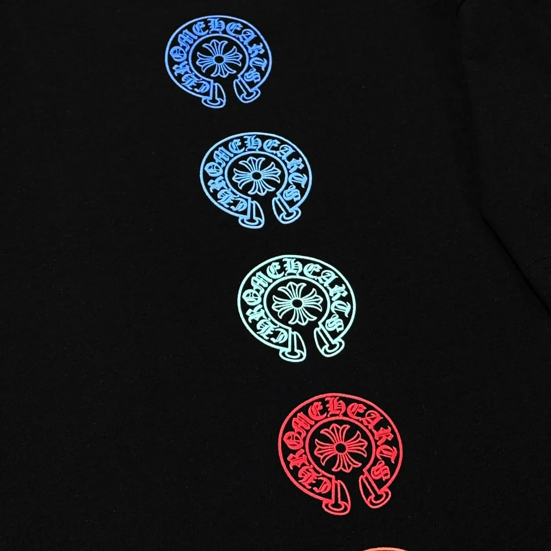 P180 Chrome Hearts Chrome Hearts 25 high version. The fabric is made of 300 grams of high-density cotton. It does not deform or shrink. It has three labels. It is the same style for men and women. Technology: Digital printing. Color: White. Black. SIZE: S-XL.